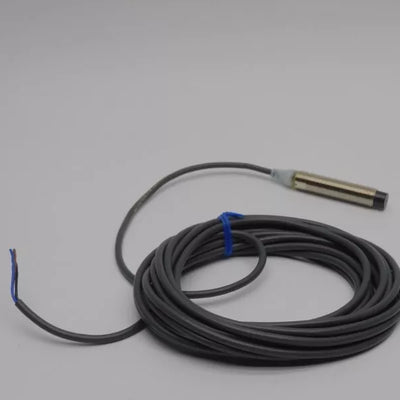Omron E2A-M12LN05-WP-B1
